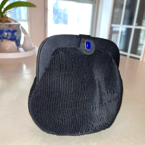 BLACK | Silky Fabric small purse in Clamshell shape Crossbody bag - Picture 3 of 9